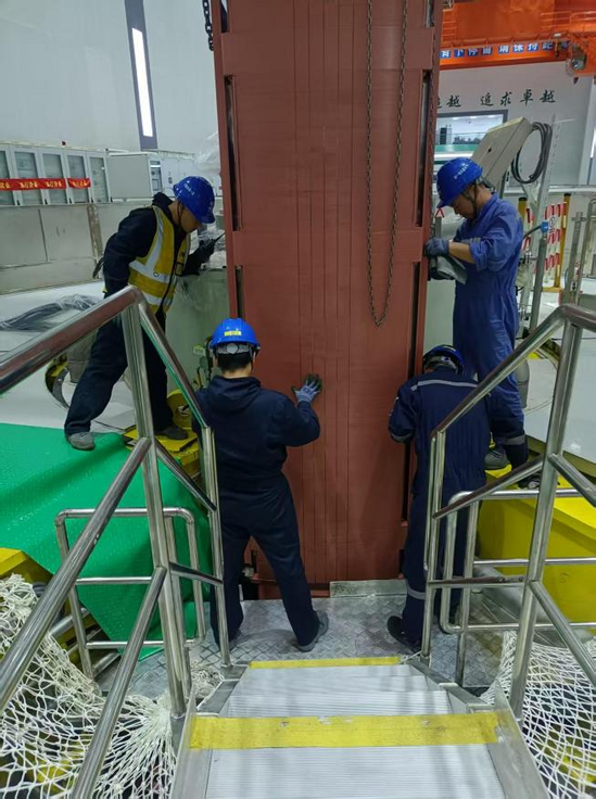 天池项目3号机组检修磁极吊装圆满完成 (1).png