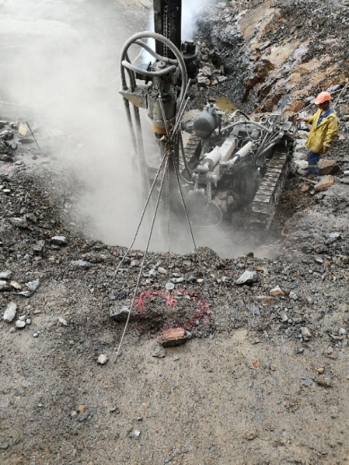 爆破完成后,为了尽可能不影响坝肩开挖,施工人员二十四小时不停作业